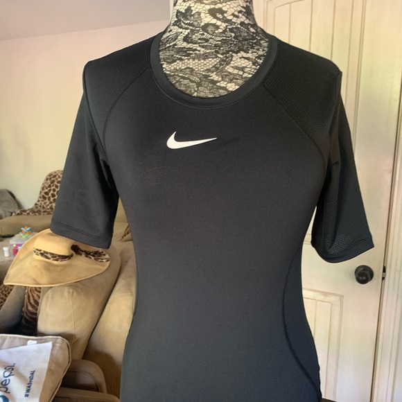 🌺CLOSET CLOSING EVERYTHING MUST GO🌺$23 RETAIL $48🌺NWT NIKE TOP🌺 - Picture 1 of 9